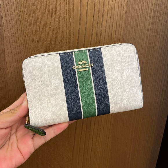 Coach Medium Id Zip Wallet In Signature
Canvas With Varsity Strap # CBO79 - Picture 1 of 8